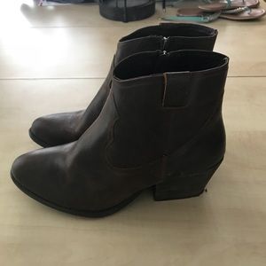 Heeled leather booties